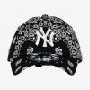 NEW ERA MLB NEW YORK YANKEES PAISLEY PRINT 9FORTY ADJUSTABLE STRAPBACK CAP BLACK / WHITE